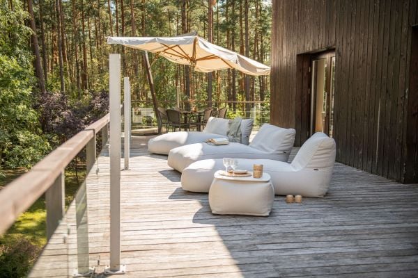 Six creative ways to furnish an outdoor space with bean bags